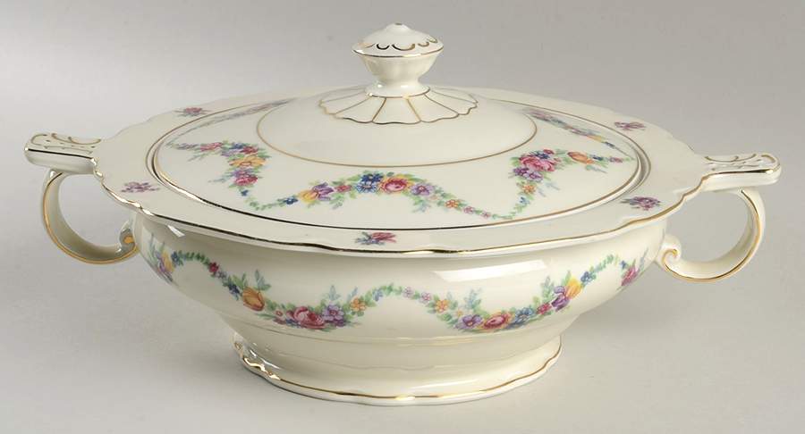 VIT138 Round Covered Vegetable by Victoria (Czech)-1