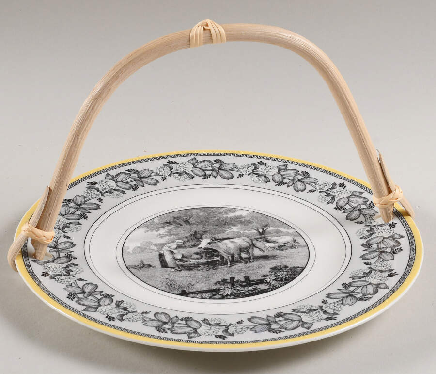 Audun Ferme 5 3/8"-5 5/8" Bamboo Handled Serving Plate  HC by Villeroy & Boch-1