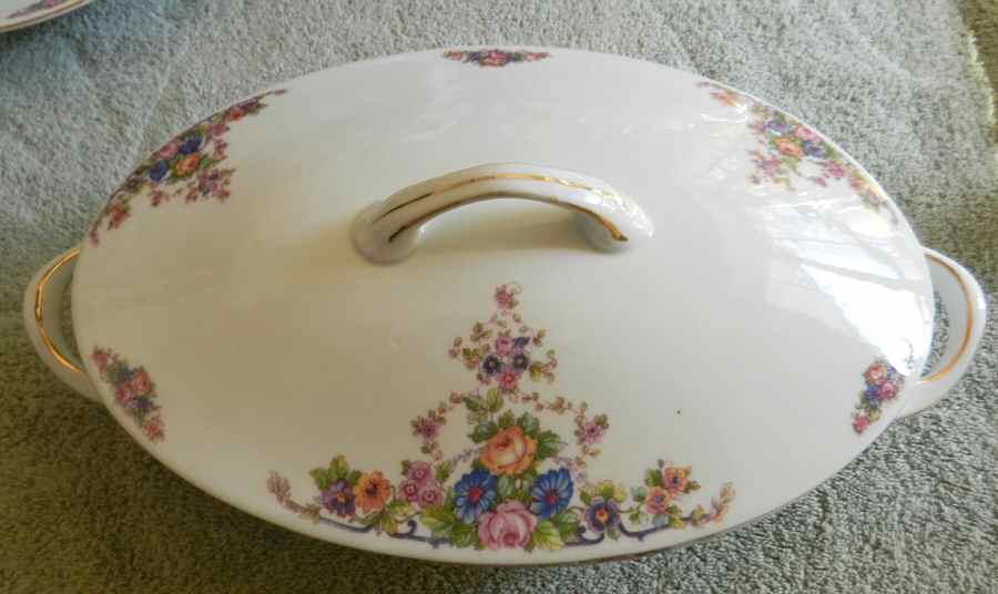 VIT156 Oval Covered Vegetable by Victoria (Czech)-1