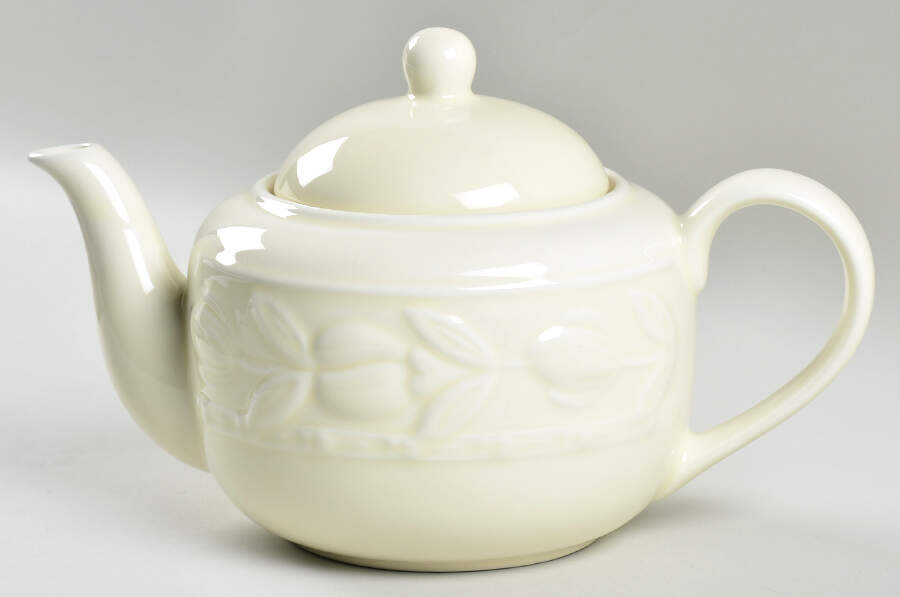 Formosa Cream Teapot & Lid by Vista Alegre-1