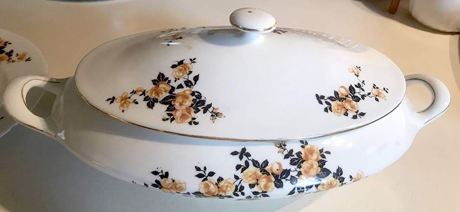 VIT179 Oval Covered Vegetable by Victoria (Czech)-1