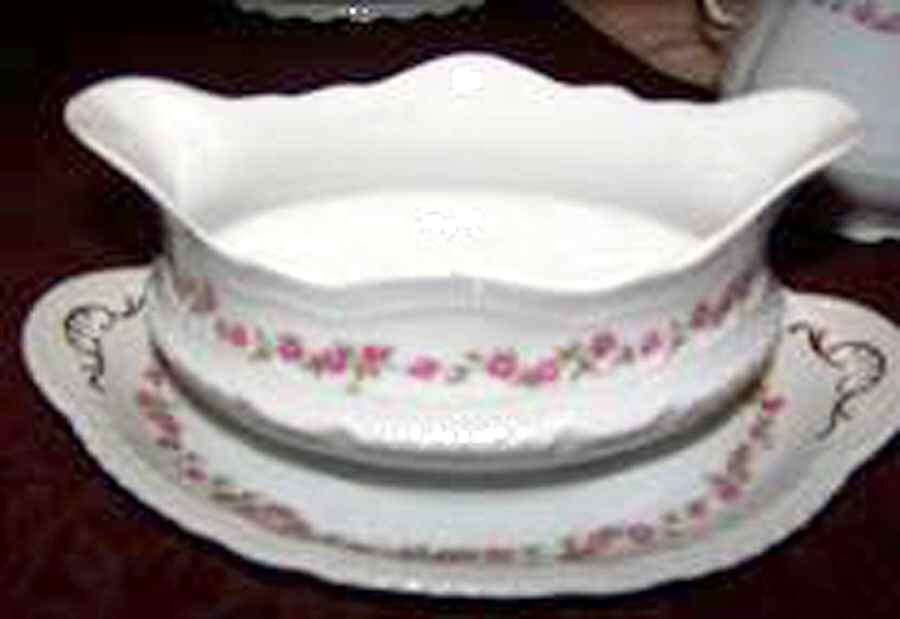 VTO49 Gravy Boat with Attached Underplate by Victoria (Austria)-1