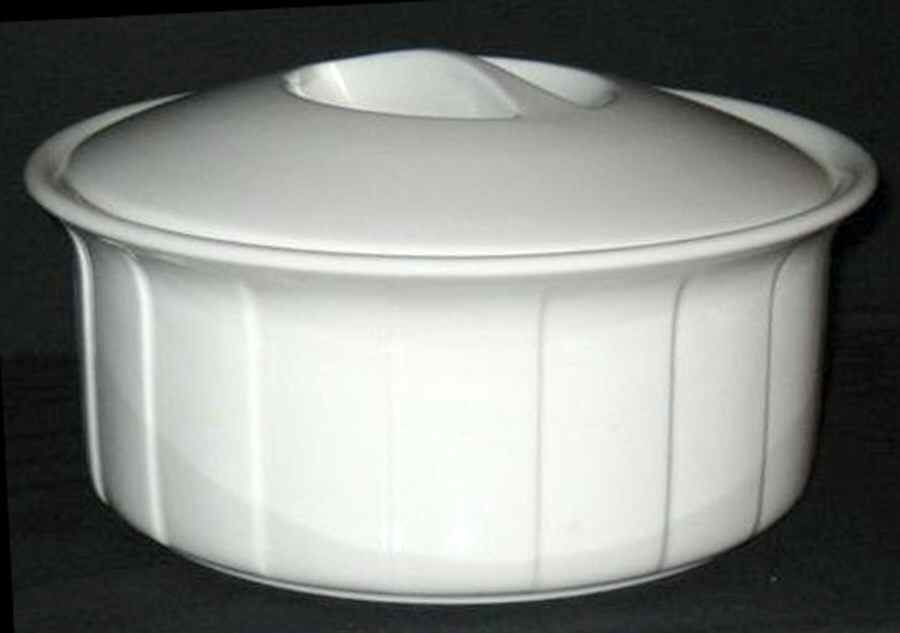 Bianco 3 Quart Round Covered Casserole by Villeroy & Boch-1