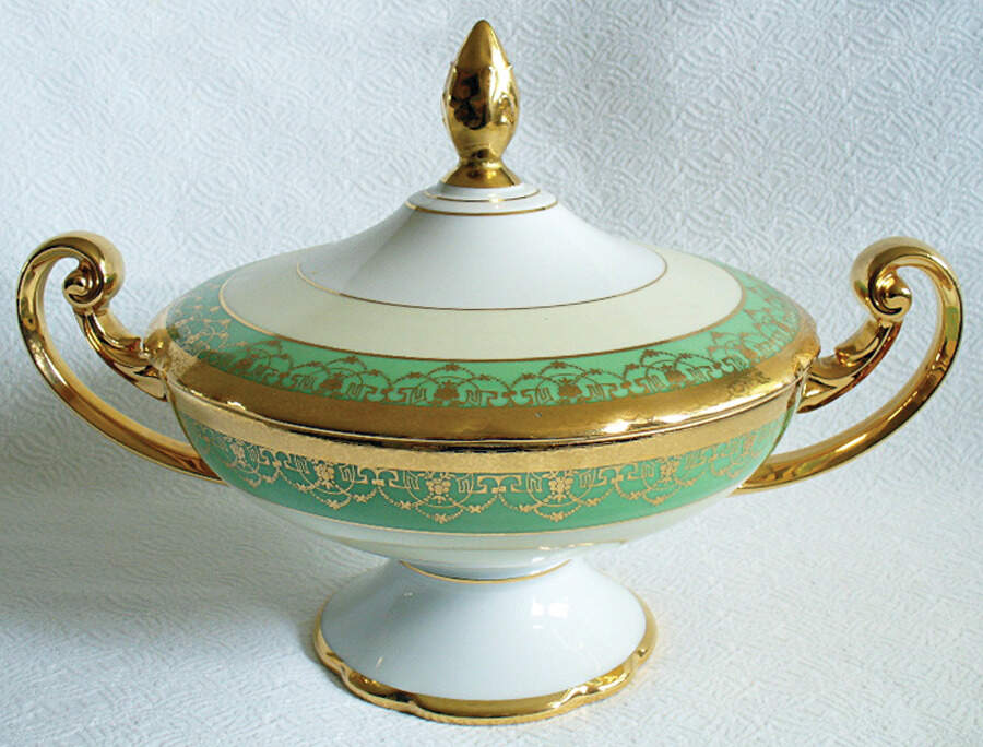 VIT203 Round Covered Vegetable by Victoria (Czech)-1