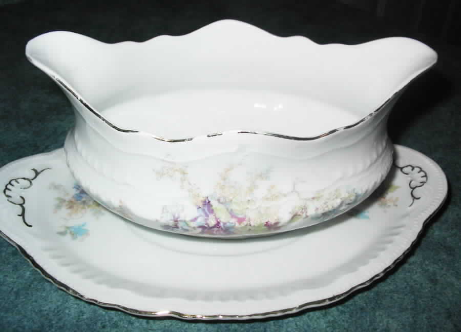 VTO68 Gravy Boat with Attached Underplate by Victoria (Austria)-1