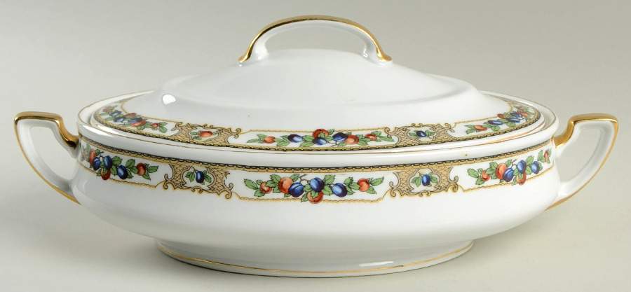 VIT413 Oval Covered Vegetable by Victoria (Czech)-1