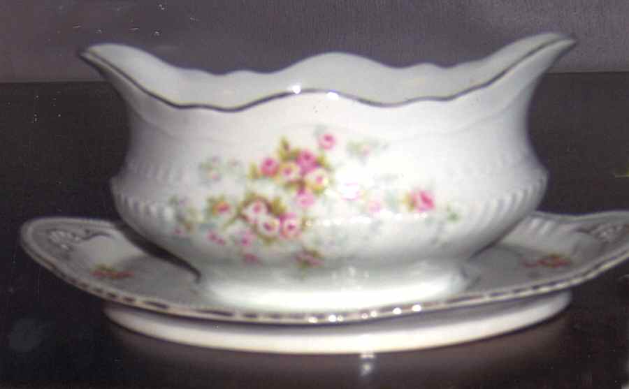 VTO70 Gravy Boat with Attached Underplate by Victoria (Austria)-1