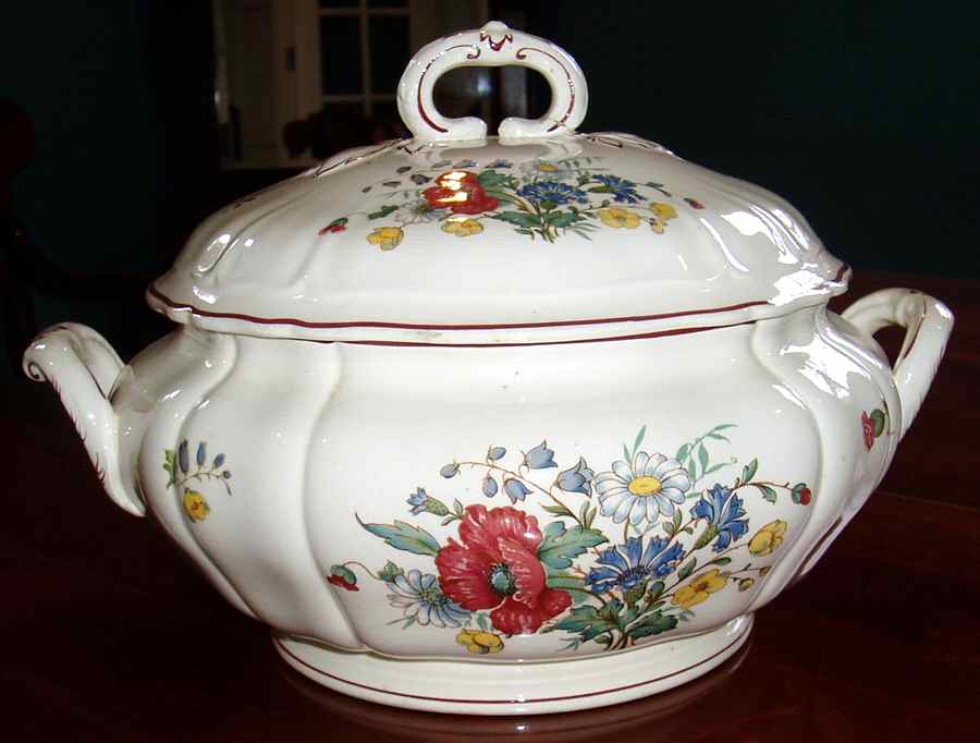 Fleurs Des Champs (Scalloped) Tureen &  Lid by Villeroy & Boch-1