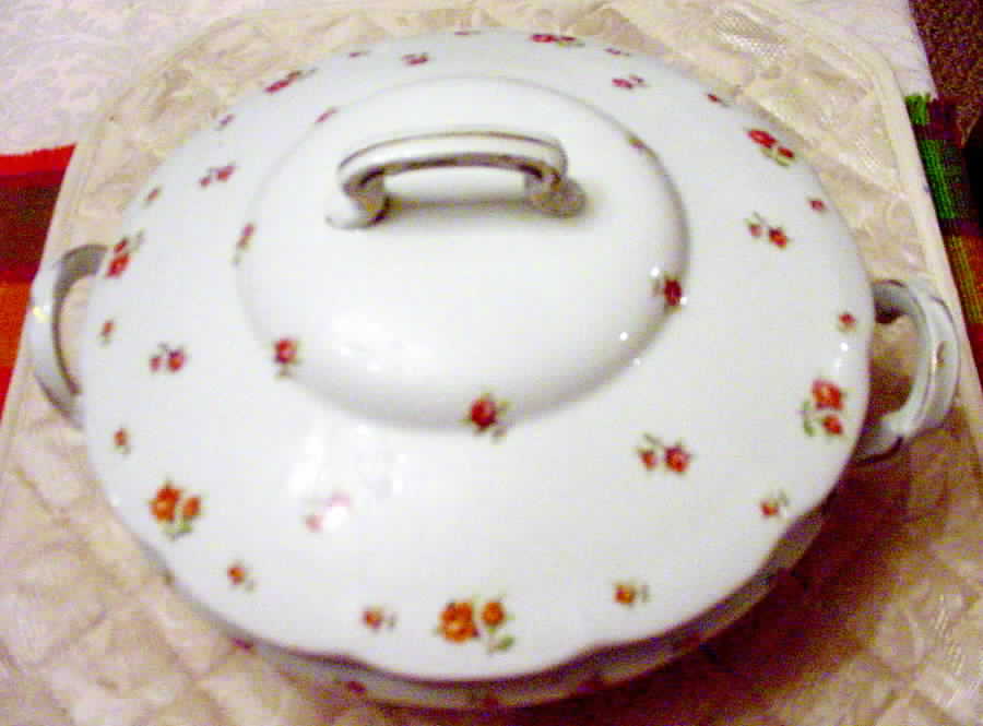 VIT250 Round Covered Vegetable by Victoria (Czech)-1