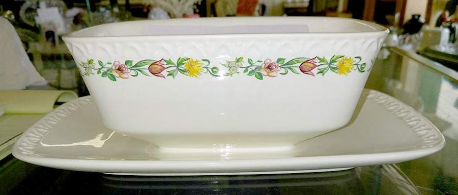 VIL118 Gravy Boat with Attached Underplate by Villeroy & Boch-1