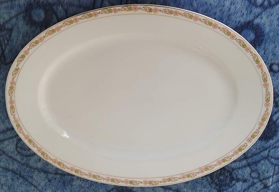 VNN24 14" Oval Serving Platter by Vienna-1