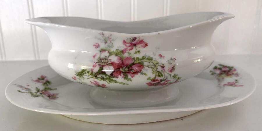 VTO145 Gravy Boat with Attached Underplate by Victoria (Austria)-1