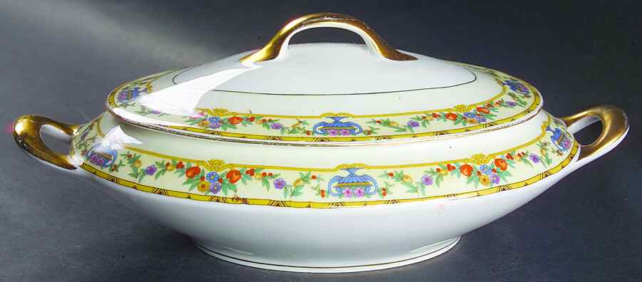 VIT312 Oval Covered Vegetable by Victoria (Czech)-1