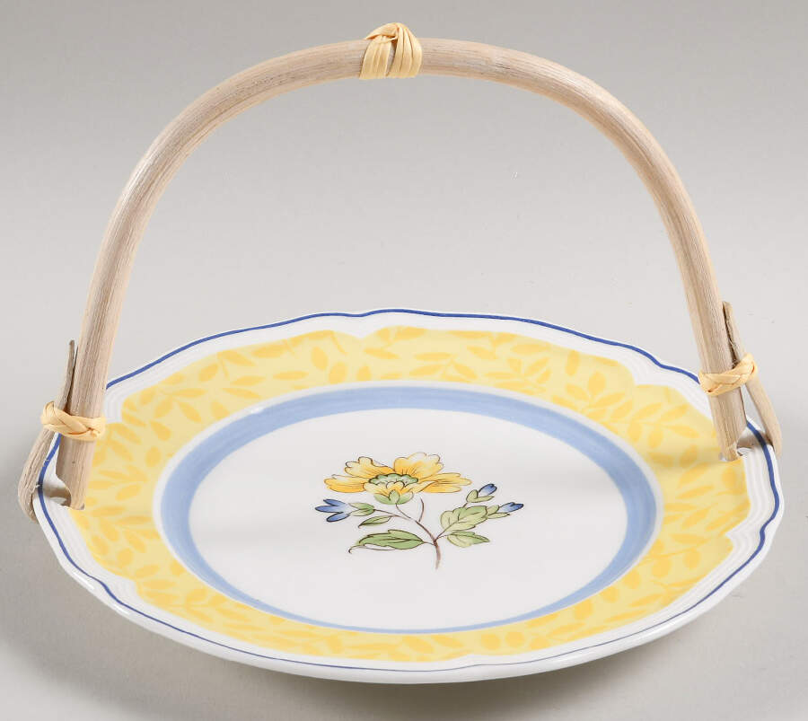 Toscana 5 3/8"-5 5/8" Bamboo Handled Serving Plate  HC by Villeroy & Boch-1