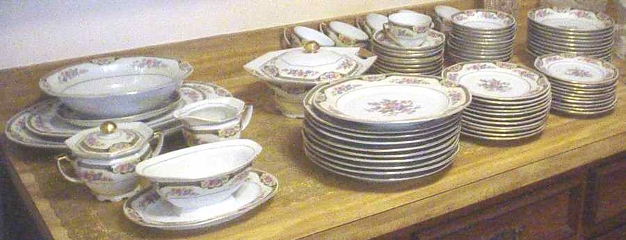 189 Gravy Boat with Attached Underplate by Victoria (Czech)-1