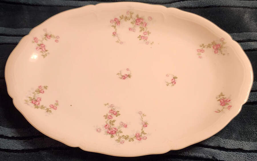 VNN46 18" Oval Serving Platter by Vienna-1