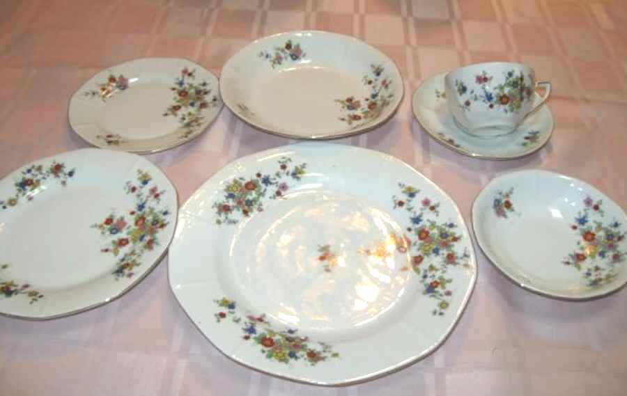VIT337 Salad Plate by Victoria (Czech)-1