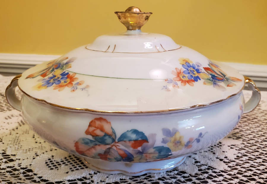 VIT344 Round Covered Vegetable by Victoria (Czech)-1