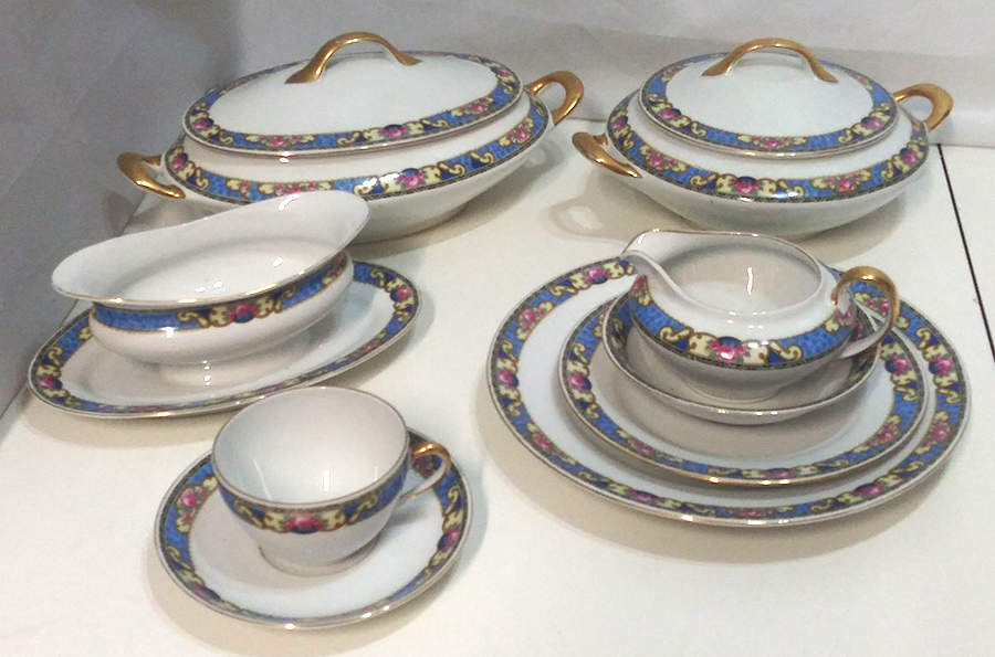 VIT346 Round Covered Vegetable by Victoria (Czech)-1