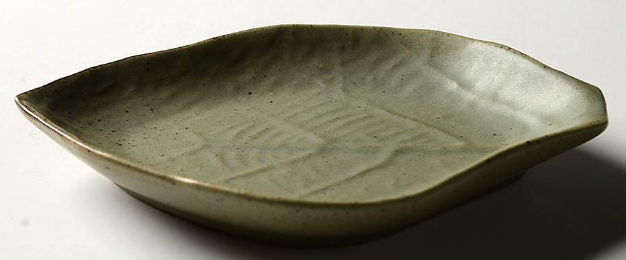 Contour Herbal Green Small Leaf Dish by Vance Kitira-1