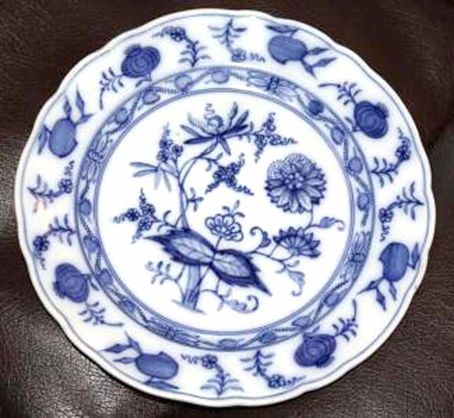 Blue Onion (Scalloped) Dinner Plate by Villeroy & Boch-1