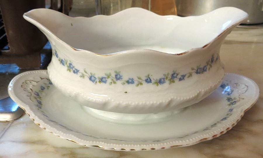 VTO198 Gravy Boat with Attached Underplate by Victoria (Austria)-1