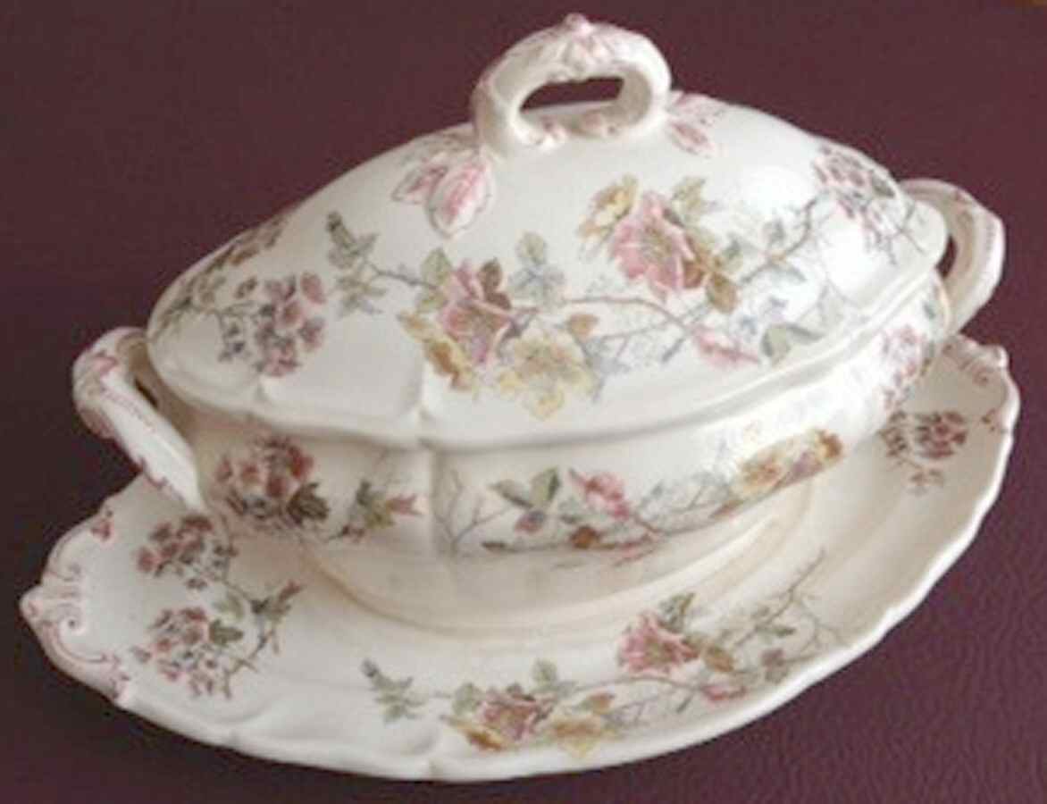 945 Tureen & Lid w/Underplate by Villeroy & Boch-1
