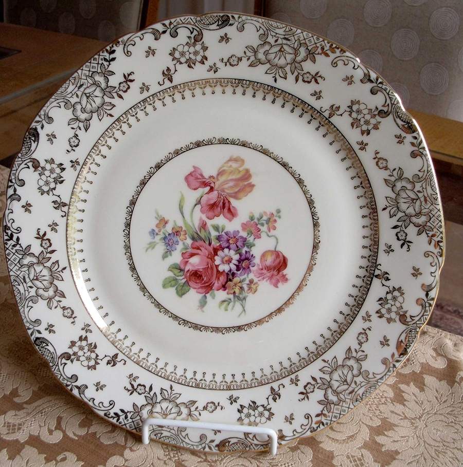 VIT370 Dinner Plate by Victoria (Czech)-1