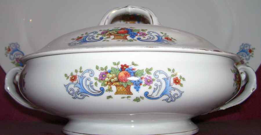 VIT371 Round Covered Vegetable by Victoria (Czech)-1