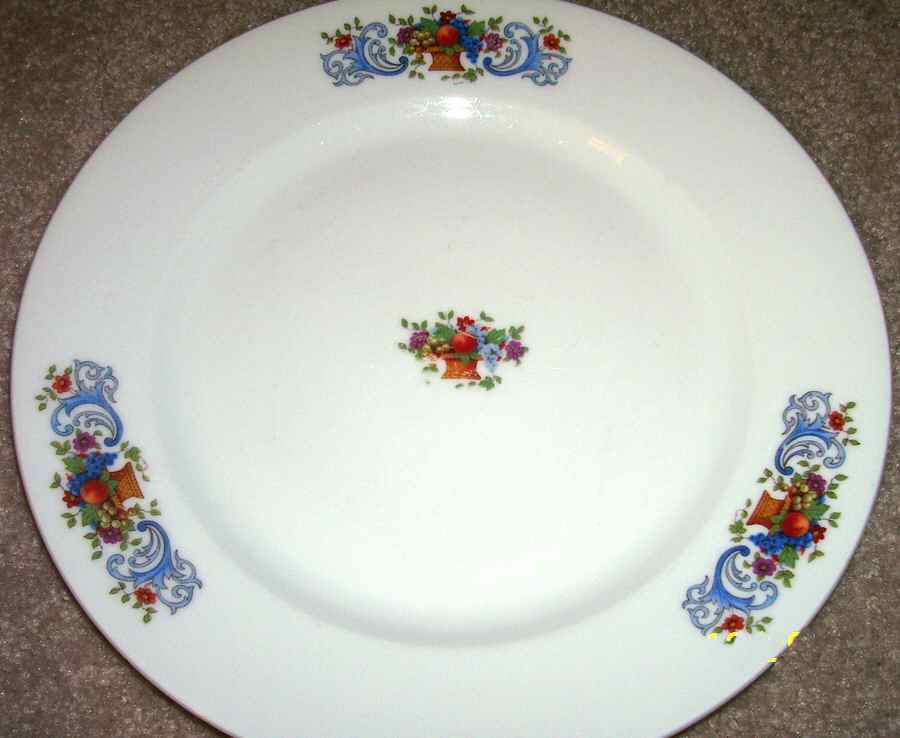 VIT371 Dinner Plate by Victoria (Czech)-1
