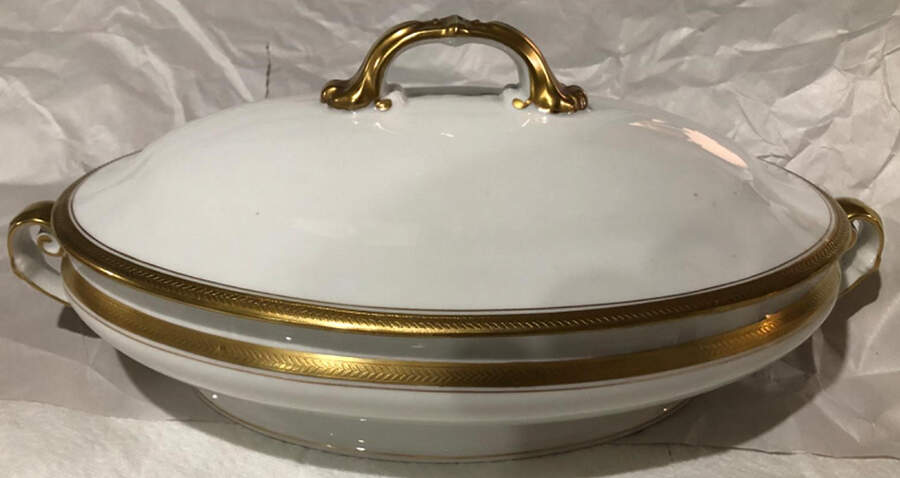 VIT378 Oval Covered Vegetable by Victoria (Czech)-1