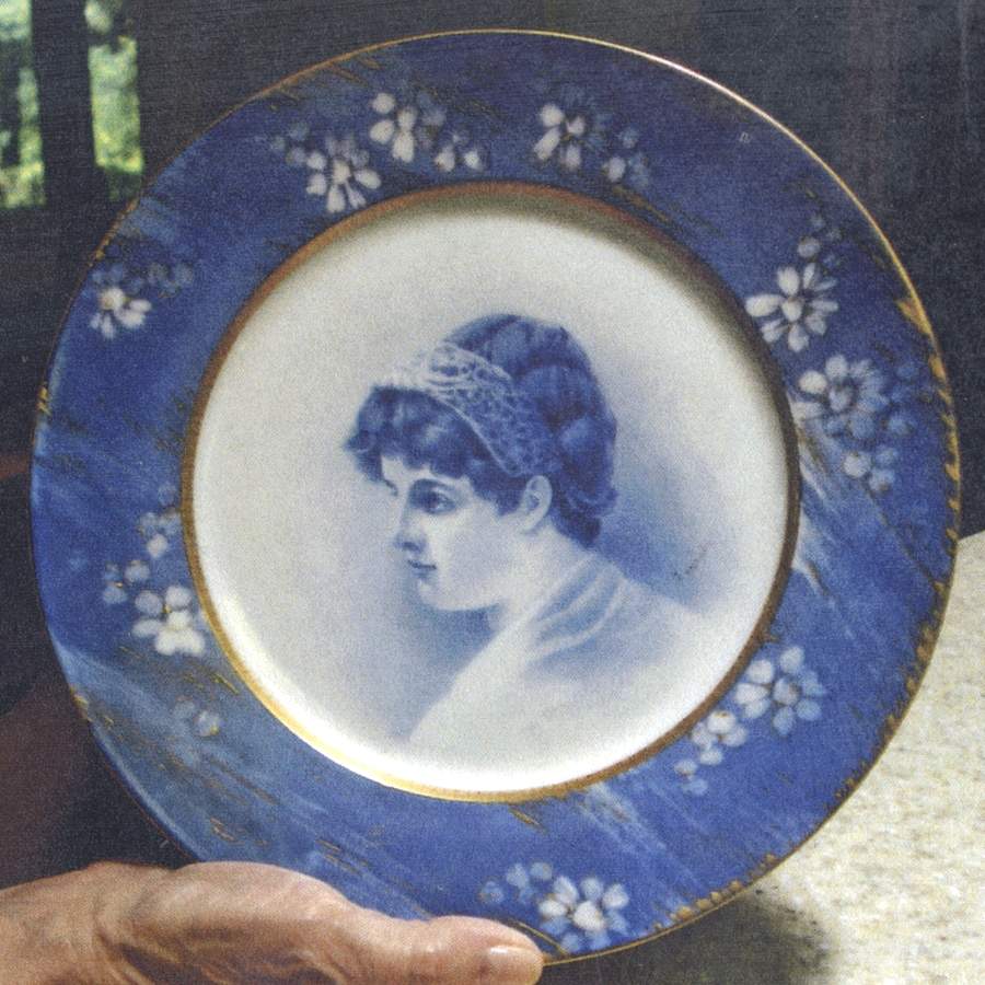VUF7 Dinner Plate by Vultury Freres-1