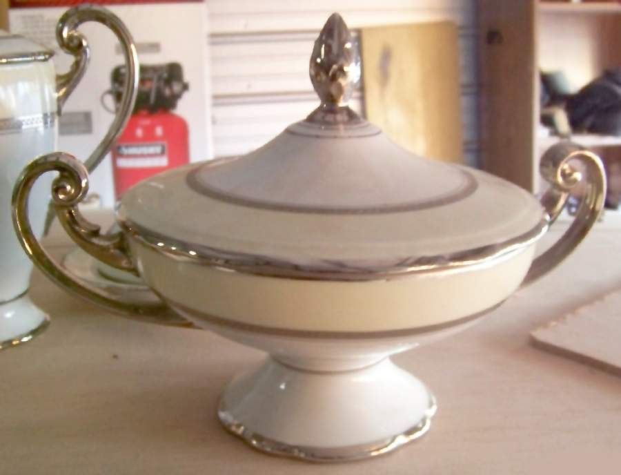 VIT387 Round Covered Vegetable by Victoria (Czech)-1
