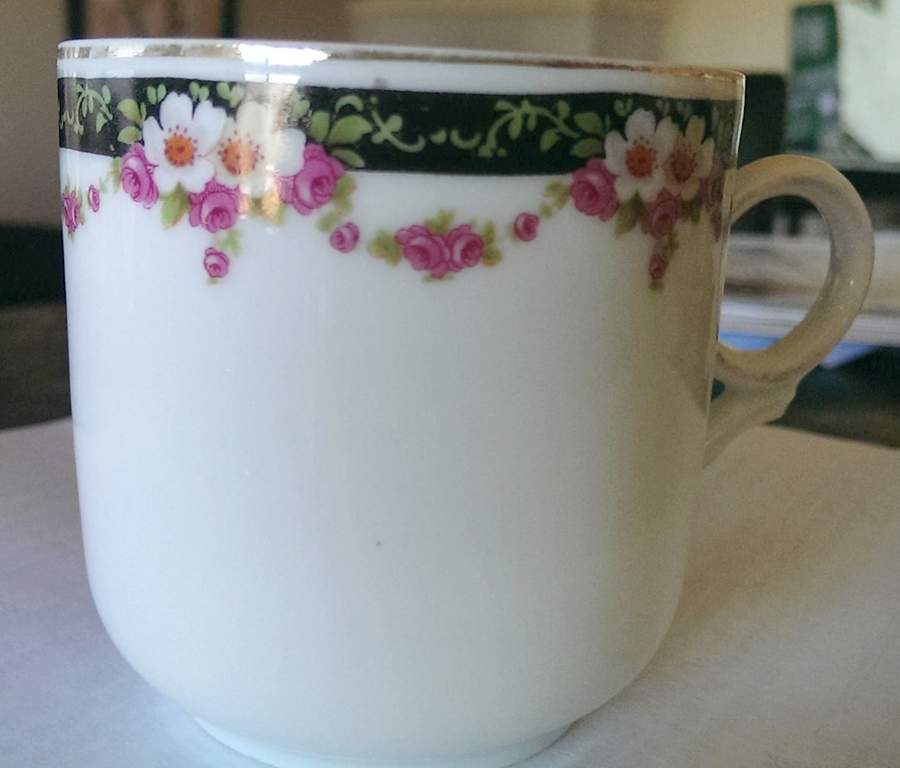 VIT390 Flat Cup by Victoria (Czech)-1
