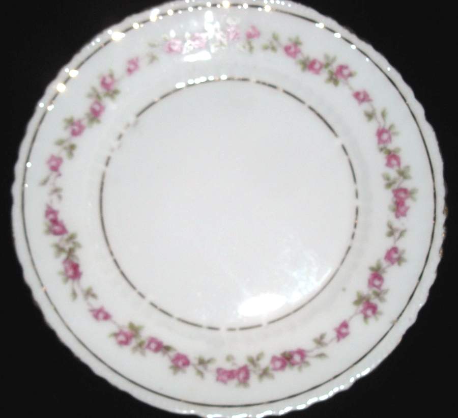 VTO132 (Gold Verge) Dinner Plate by Victoria (Austria)-1