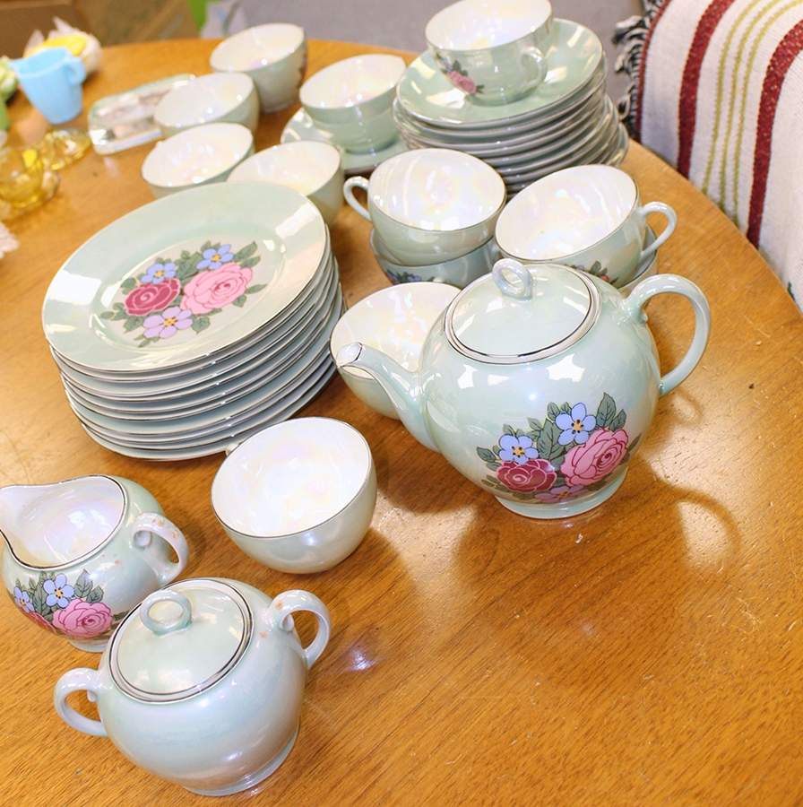 VIT404 Teapot & Lid by Victoria (Czech)-1
