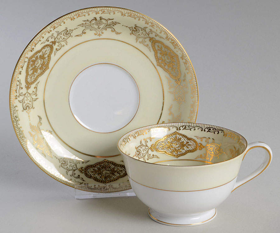 2296 (Cream Band) Footed Cup & Saucer Set by Wako-1