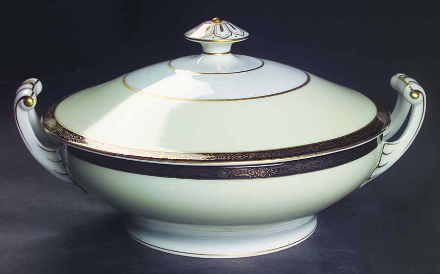 Tiffany Round Covered Vegetable by Wako-1
