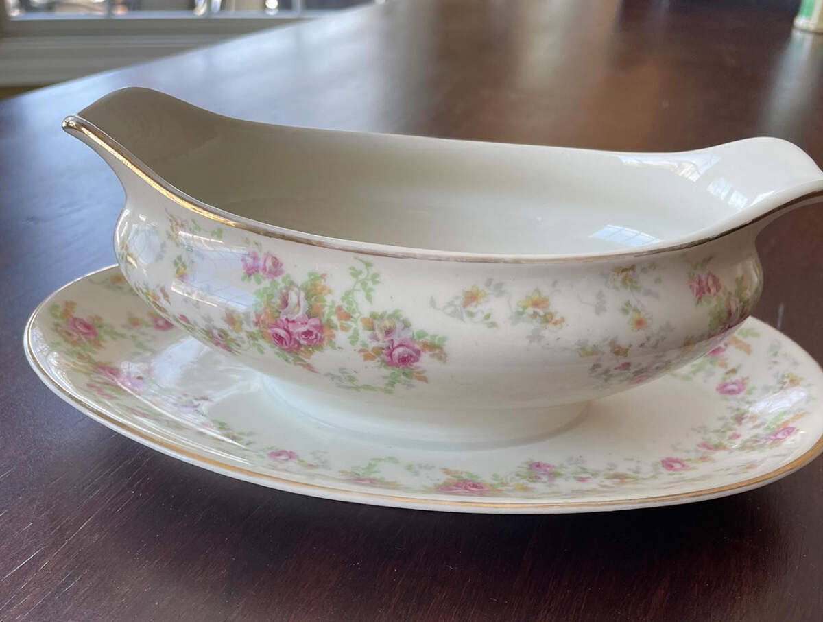 A9322 Gravy Boat with Attached Underplate by Warwick-1