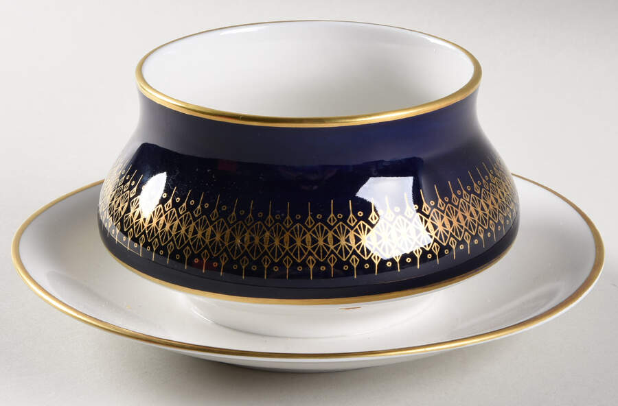 Harmonia Round Gravy Boat/Attached Underplate by Weimar-1