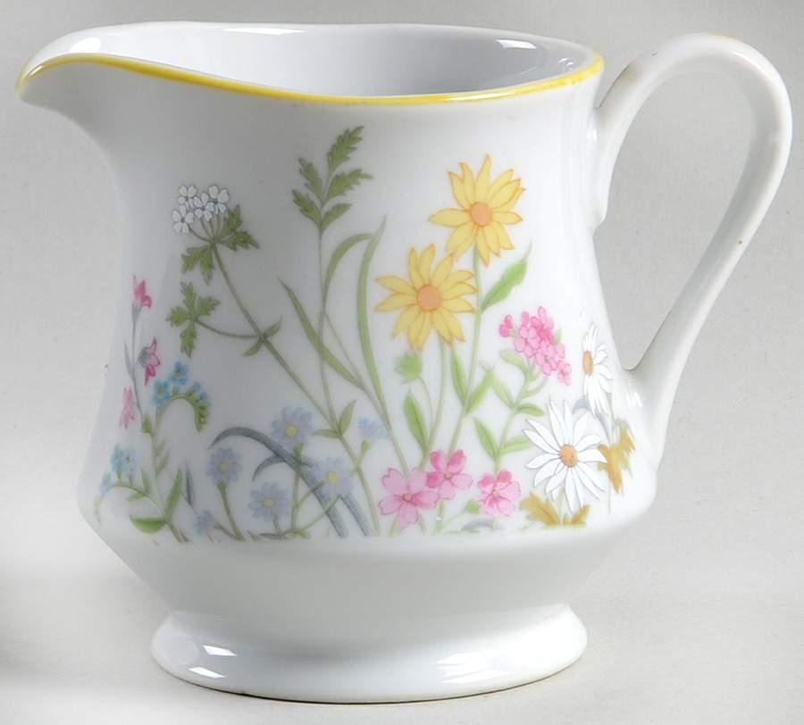 Petite Jardin Creamer by Wellin-1