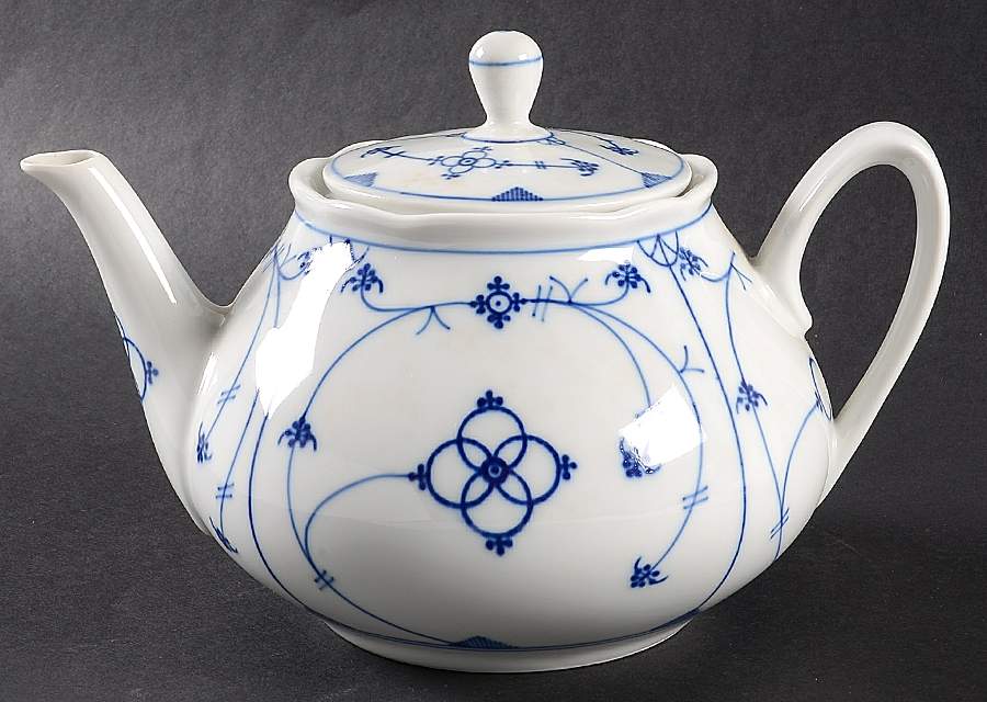 Strawflower (Scalloped) Teapot & Lid by Winterling - Bavaria-1