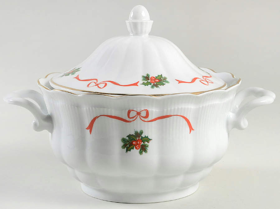 Holiday Ribbon (Ribbed) Round Covered Vegetable by Walbrzych-1