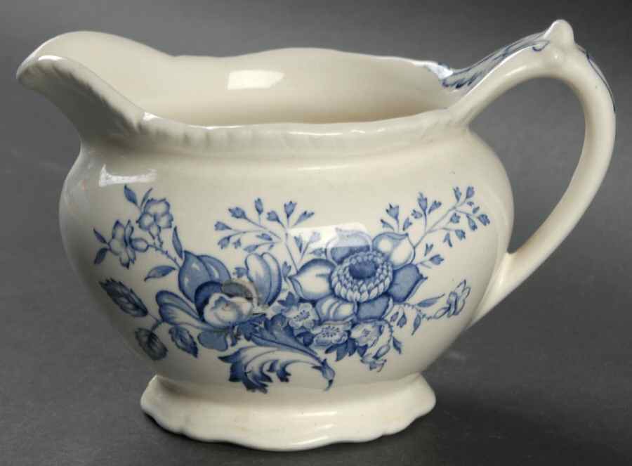 Caronia Creamer by Wood & Sons-1