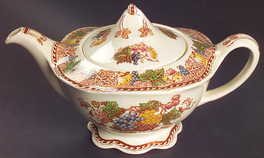 Hyde (Scalloped Edge) Teapot & Lid by Wood & Sons-1