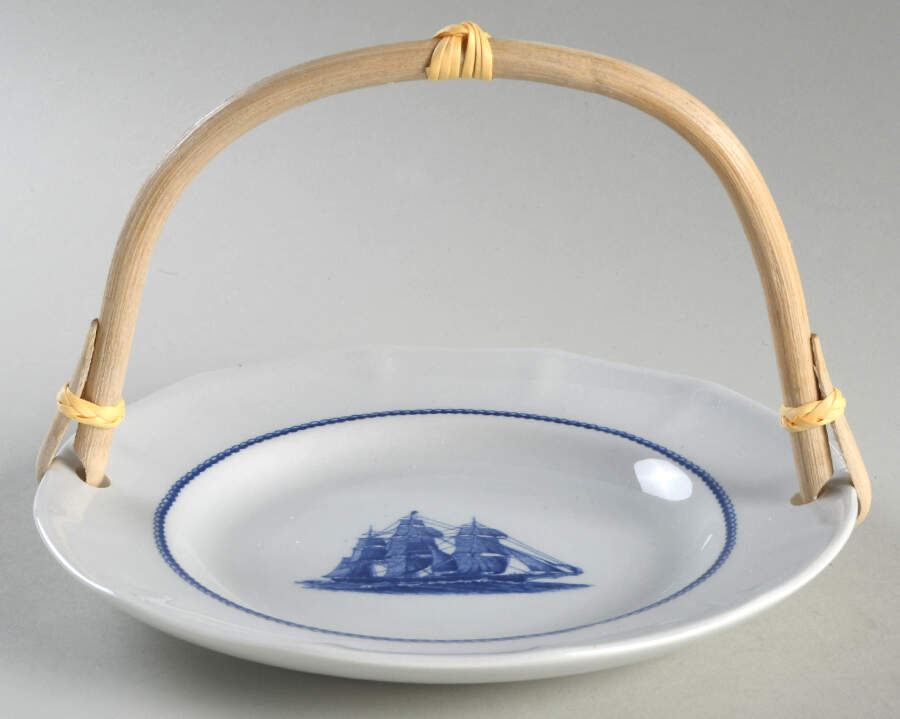 American Clipper Blue 5 3/8"-5 5/8" Bamboo Handled Serving Plate  HC by Wedgwood-1