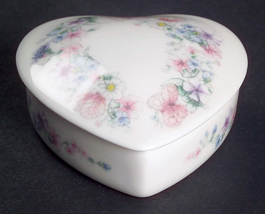 Angela Small Heart Shape Box & Lid by Wedgwood-1