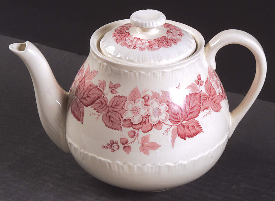 Bramble Pink (Shell Edge) Teapot & Lid by Wedgwood-1