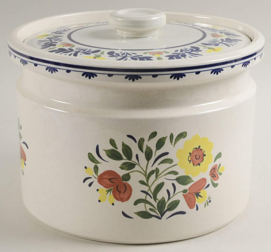 Breton 3 Quart Round Covered Casserole by Wedgwood-1
