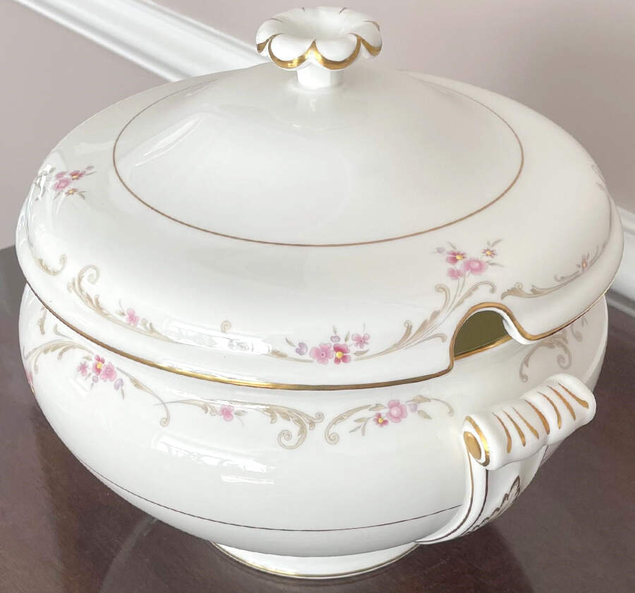 Carisbrooke Tureen &  Lid by Wedgwood-1